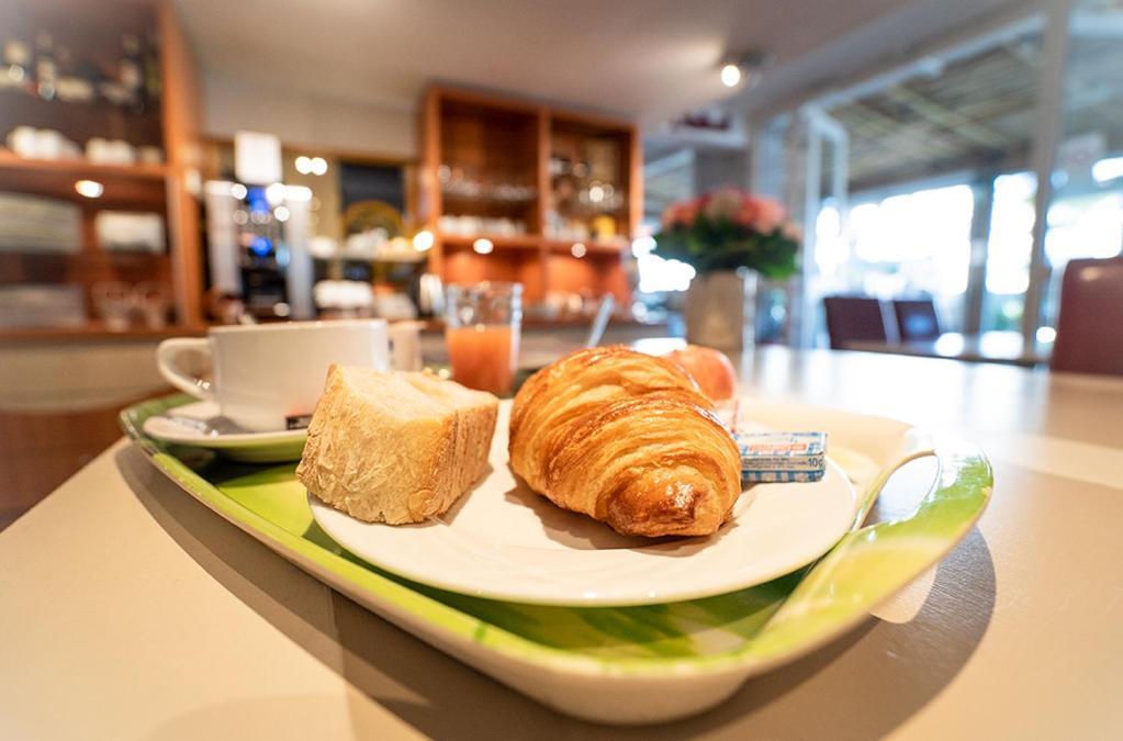 Logis Hotel- Hotel Restaurant Le Rialto Le Sequestre Ngoại thất bức ảnh